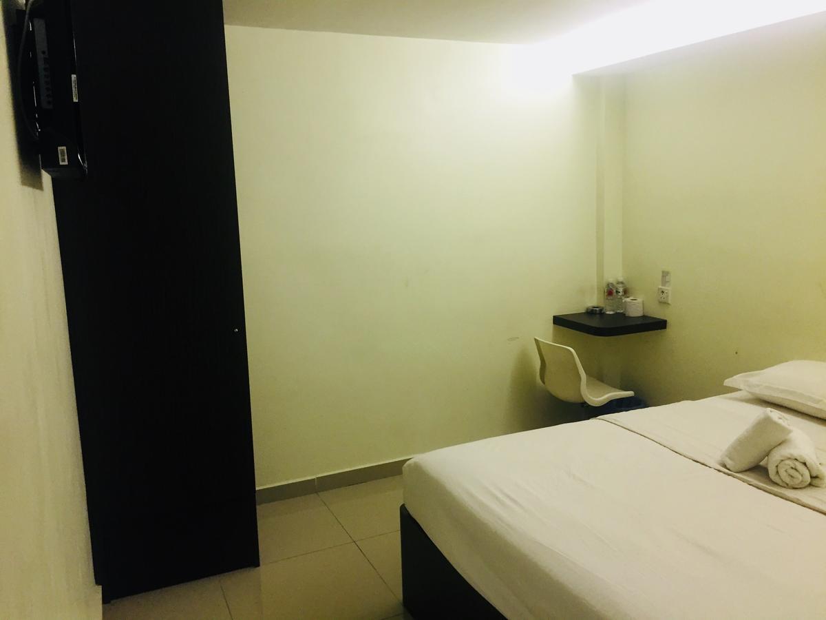 Desa House Hotel Kepong Bagian luar foto